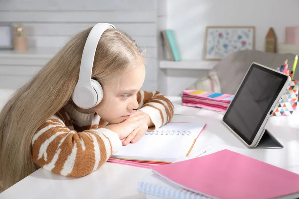 Schattig Klein Meisje Met Moderne Tablet Online Studeren Thuis Learning — Stockfoto