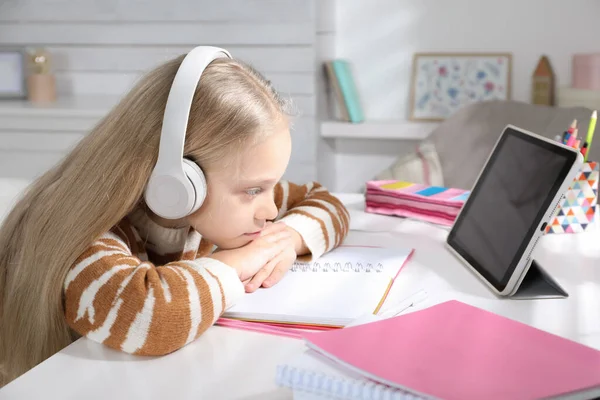 Linda Niña Con Tableta Moderna Que Estudia Línea Casa Aprendizaje —  Fotos de Stock