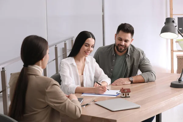 Feliz Pareja Joven Firmando Contrato Compra Oficina Del Agente Inmobiliario — Foto de Stock