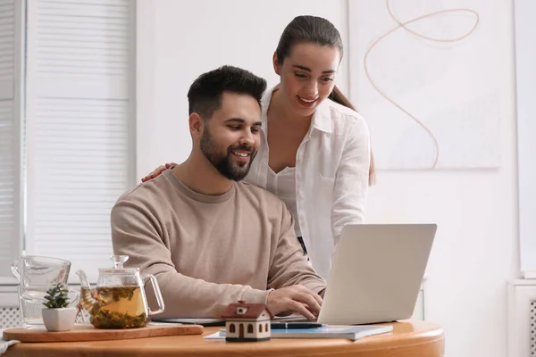 Mutlu Genç Çift Evdeki Bilgisayarı Kullanarak Yeni Bir Seçiyor Potek — Stok fotoğraf