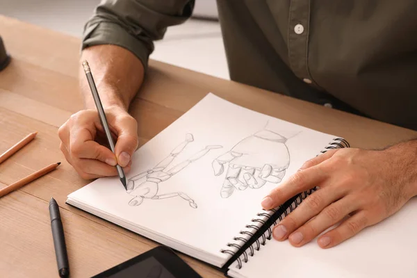 Hombre Dibujo Cuaderno Bocetos Con Lápiz Mesa Madera Primer Plano —  Fotos de Stock