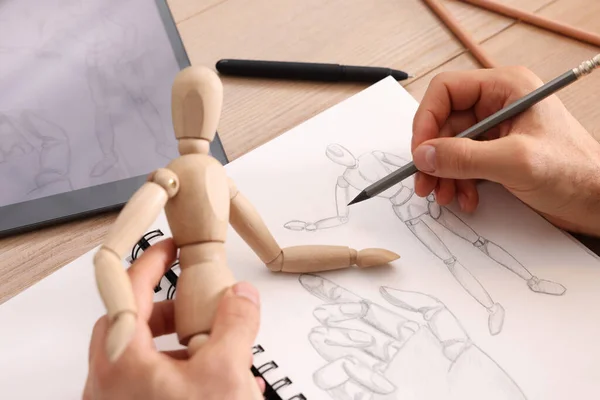 Man Tekening Mannequin Schetsboek Met Potlood Aan Houten Tafel Close — Stockfoto