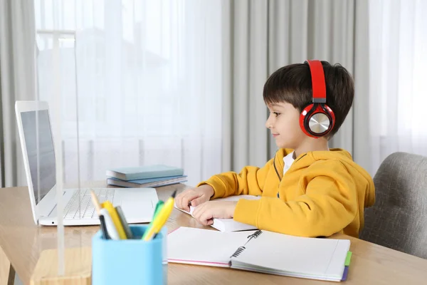 Lindo Niño Pequeño Con Portátil Moderno Que Estudia Línea Casa —  Fotos de Stock