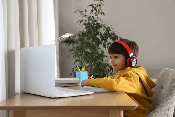 Menino Bonito Com Laptop Moderno Estudando Line Casa Learning — Fotografia de Stock