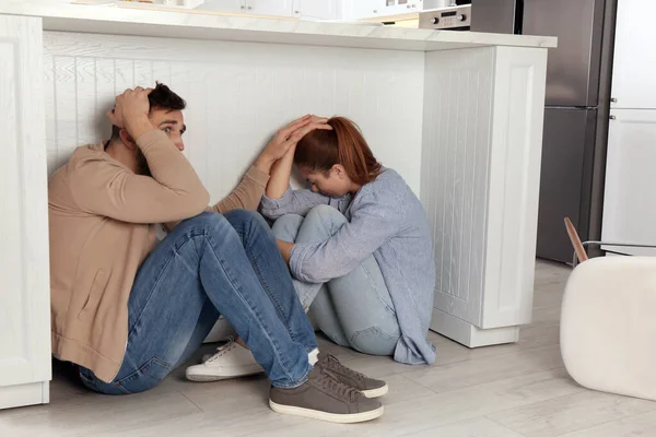 Scared Couple Hiding Table Kitchen Earthquake — Stock Photo, Image