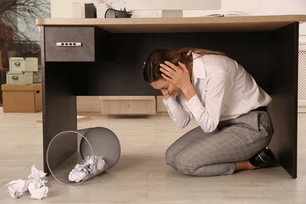 Scared Young Woman Hiding Office Desk Earthquake — Stock Photo, Image