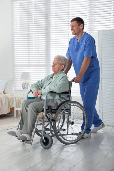 Opiekun Asystujący Starszej Kobiecie Wózku Inwalidzkim Domu Home Opieka Zdrowotna — Zdjęcie stockowe