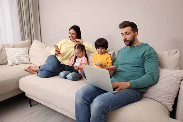 Happy Rodina Gadgets Pohovce Obývacím Pokoji — Stock fotografie