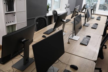 Açık uzay ofisindeki birçok modern bilgisayar