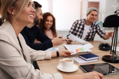 Ofiste birlikte çalışan bir ekip. Başlangıç projesi