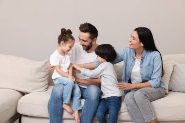 Mutlu aile oturma odasındaki kanepede dinleniyor.