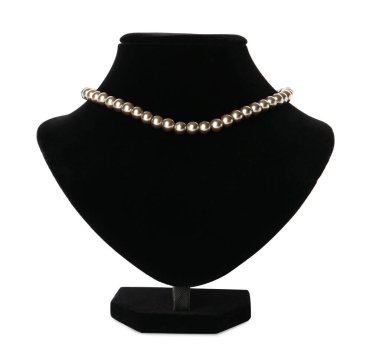 Beyaz arka planda mücevher büstü üzerine şık inci kolye