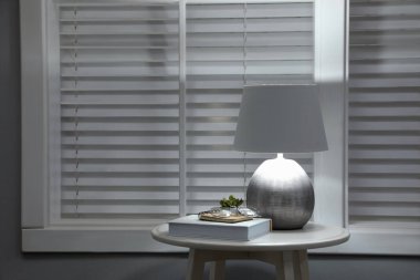 Masada şık lamba olan bir oda, metin için boşluk