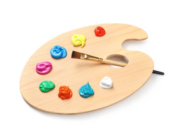 Beyaz arka planda boya ve fırça ile palet. Sanatçı ekipmanı