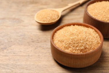 Tahta masada kahverengi şekerli farklı yemekler, yakın plan. Metin için boşluk