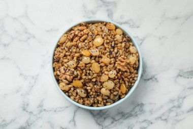 Geleneksel Noel Slav yemeği beyaz mermer masa, üst manzara