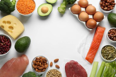 Beyaz zemin üzerinde amino asit açısından zengin ürünlerin çerçevesi, düz zemin. Metin için boşluk