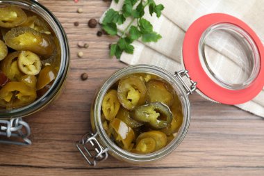 Düz kompozisyon, ahşap masada turşulu yeşil biberli.