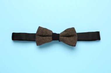 Açık mavi arkaplanda şık bir papyon, üst görünüm