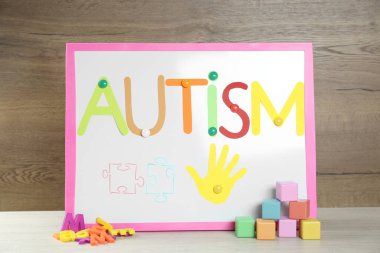 Beyaz ahşap masa üzerinde 