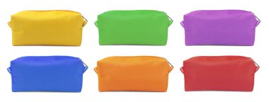 Beyaz arka planda farklı kozmetik poşetlerle ayarlanmış. Pankart tasarımı