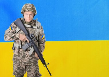Ukrayna 'daki savaşı durdurun. Askeri helikopterler ve açık havada asker silueti. Ukrayna bayrağı ve gökyüzünün çifte görüntüsü