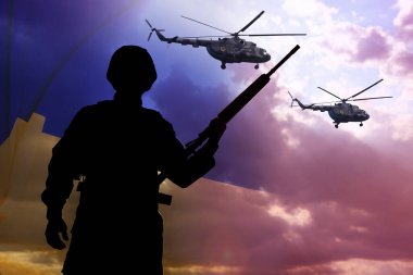 Ukrayna 'daki savaşı durdurun. Askeri helikopterler ve açık havada asker silueti. Ukrayna bayrağı ve gökyüzünün çifte görüntüsü