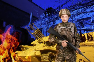 Ukrayna 'daki savaşı durdurun. Kadın defans oyuncusu ve askeri tank, Ukrayna bayrağı renginde, açık havada yıkılan binanın yakınında.