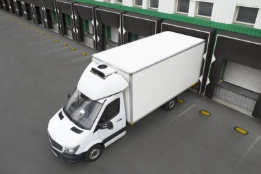 Depo yükleme rıhtımının yanındaki kamyon, hava manzaralı. Lojistik Merkezi