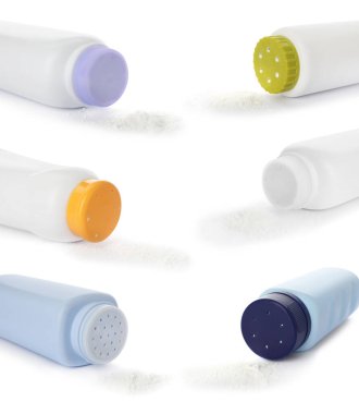 Beyaz arka planda devrilmiş bebek pudrası şişeleri.