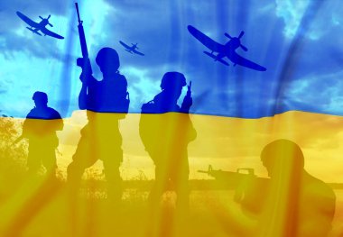 Suikast tüfekli asker siluetleri ve Ukrayna ulusal bayrağı, çifte çekim