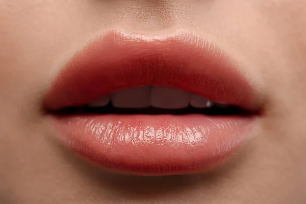 Vista Cerca Mujer Con Labios Hermosos — Foto de Stock