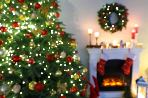 クリスマスツリーと暖炉付きの装飾された部屋のぼやけた景色 — ストック写真
