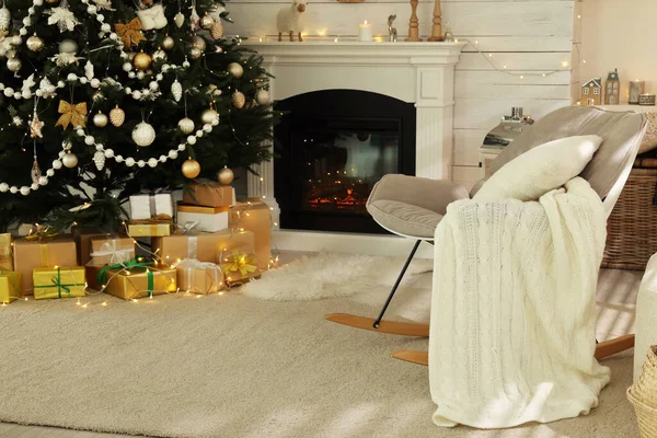 Geschmückter Weihnachtsbaum Mit Geschenkschachteln Und Kamin Stilvollen Wohnzimmer Interieur — Stockfoto