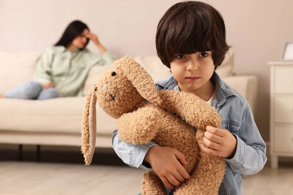 Criança Perturbada Com Coelho Brinquedo Casa — Fotografia de Stock