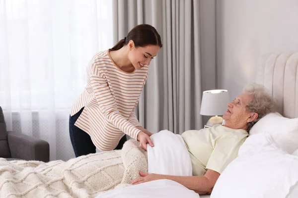 Junge Pflegerin Und Seniorin Schlafzimmer Gesundheitsdienst Hause — Stockfoto