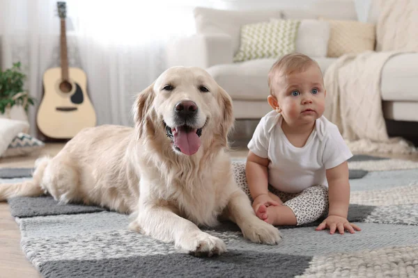 Bebê Bonito Com Cão Adorável Chão Casa — Fotografia de Stock