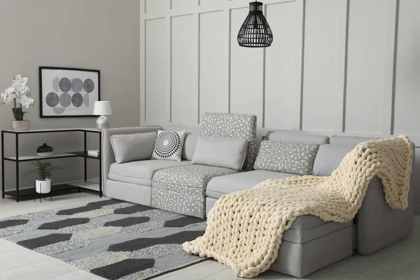 Wohnzimmereinrichtung Mit Bequemem Sofa Der Nähe Der Formwand — Stockfoto