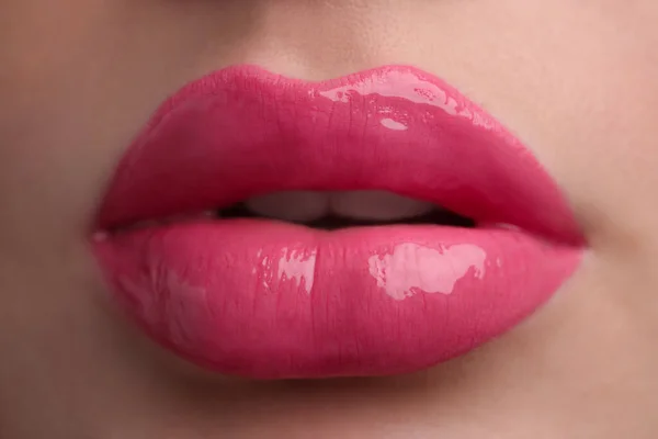 Mujer Joven Con Labios Perfectos Maquillaje Primer Plano — Foto de Stock