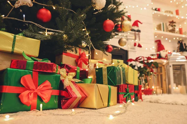 部屋のクリスマスツリーの近くの床の上に多くの異なるギフトボックス — ストック写真