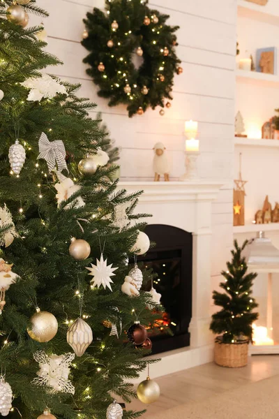 Dekore Edilmiş Noel Ağacı Şöminesi Olan Şık Bir Oturma Odası — Stok fotoğraf