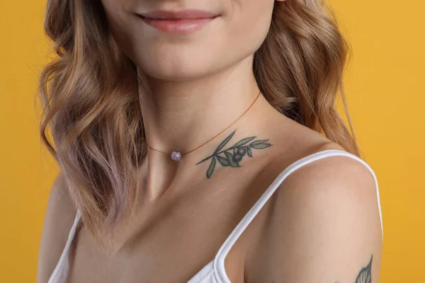 Belle Femme Avec Des Tatouages Sur Corps Sur Fond Jaune — Photo