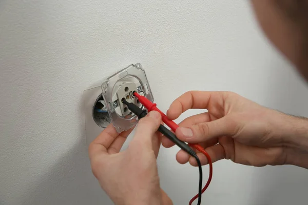 Elektirikçi Voltajı Kontrol Ediyor Yakın Çekim Görüntüsü — Stok fotoğraf