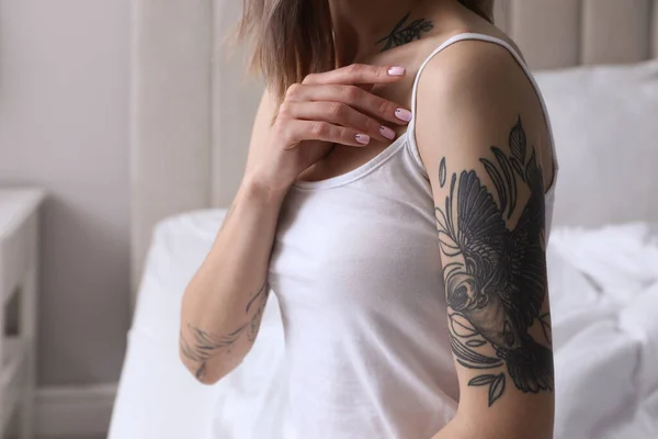 Όμορφη Γυναίκα Τατουάζ Στο Σώμα Στο Σπίτι Κοντινό Πλάνο — Φωτογραφία Αρχείου