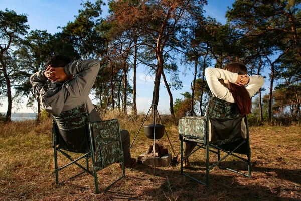 Pár Odpočinku Táborových Židlích Venku Zadní Pohled — Stock fotografie