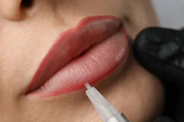 Jonge Vrouw Ondergaat Procedure Van Permanente Lip Make Salon Close — Stockfoto