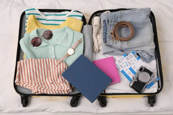 Valise Ouverte Avec Vêtements Accessoires Lit Vue Sur Dessus — Photo