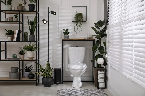 Interior Elegante Banheiro Com Vaso Sanitário Muitas Plantas Sala Bonitas — Fotografia de Stock