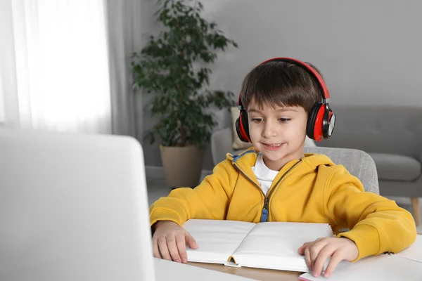 Roztomilý Chlapeček Moderním Notebookem Studující Online Doma Learning — Stock fotografie