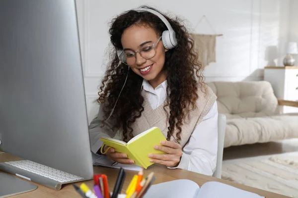 アフリカ系アメリカ人の女性で 現代のコンピューターを使って自宅で勉強しています 距離学習 — ストック写真